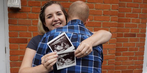 Couple with twins scan photos